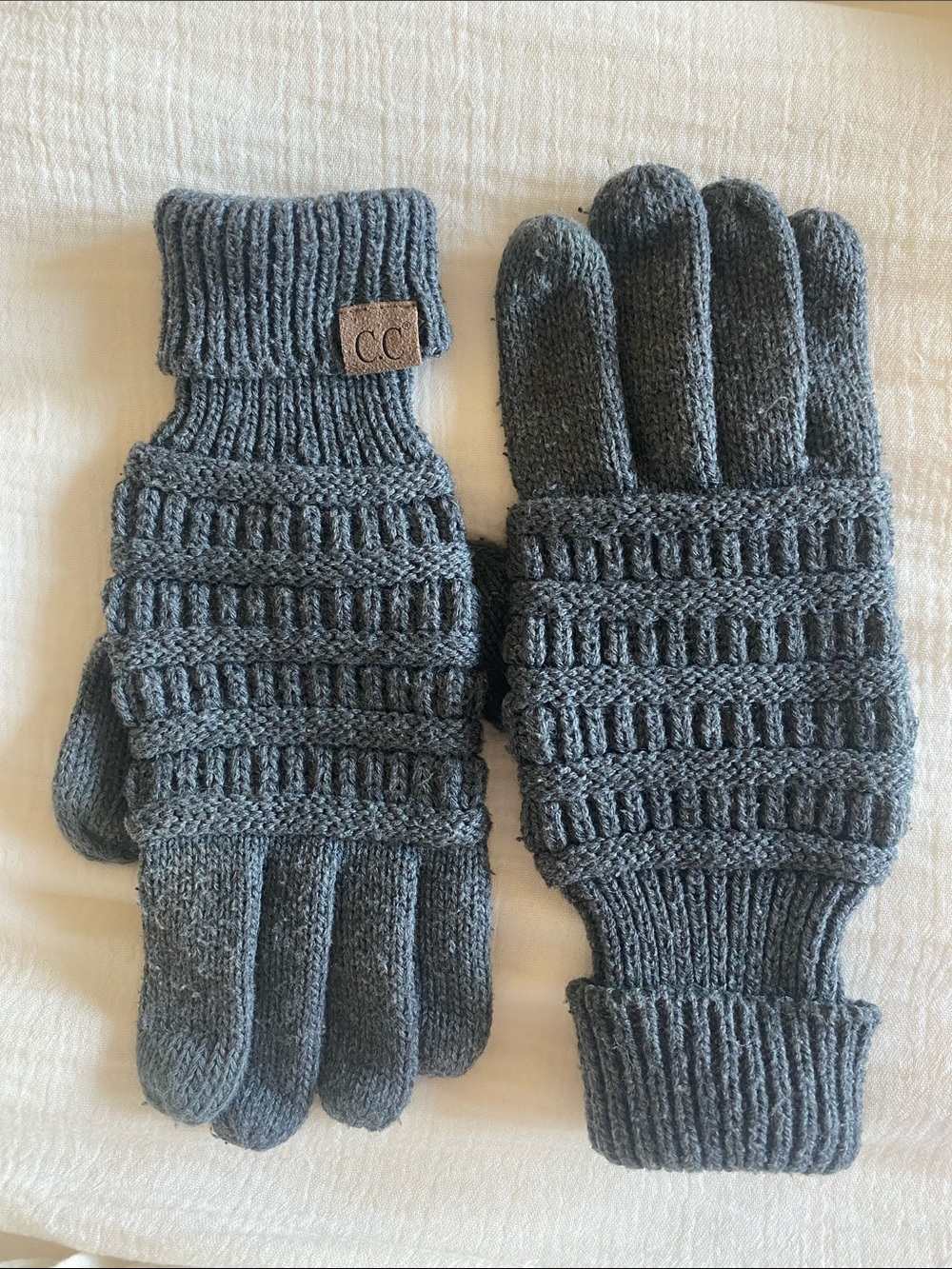CC Gray Knit Gloves with Ribbed Texture